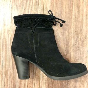 Crown Vintage Clifton Black Suede Boho Ankle Booties with ties at top size 7